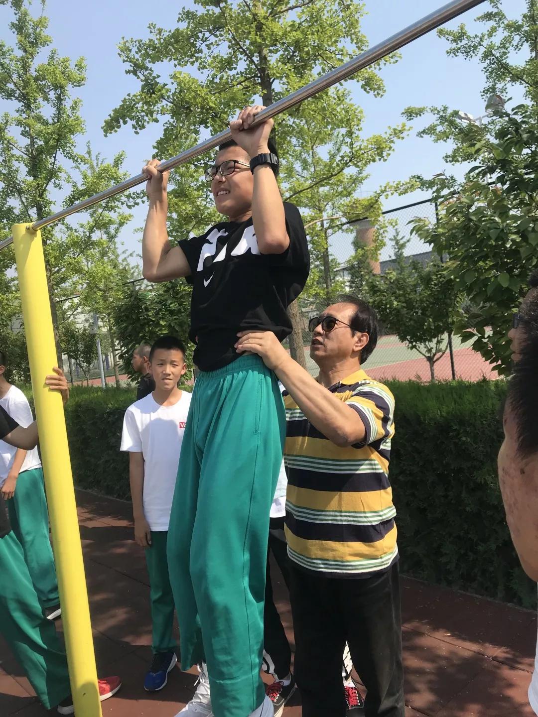 北京yd2333云顶电子游戏邀请国家体育总局专家指导北京一零一中怀柔校区体育工作，推进校企产学研合作。